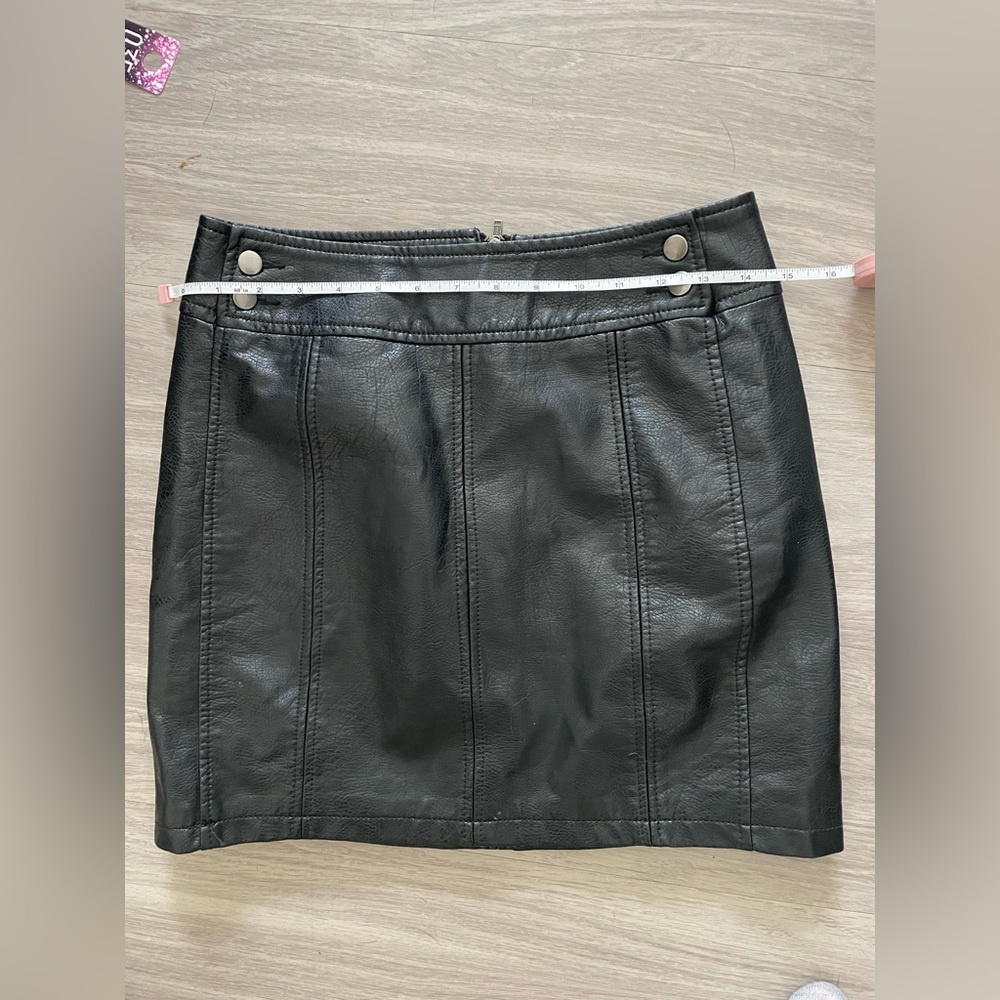 Free people faux leather black mini skirt - Picture 5 of 6